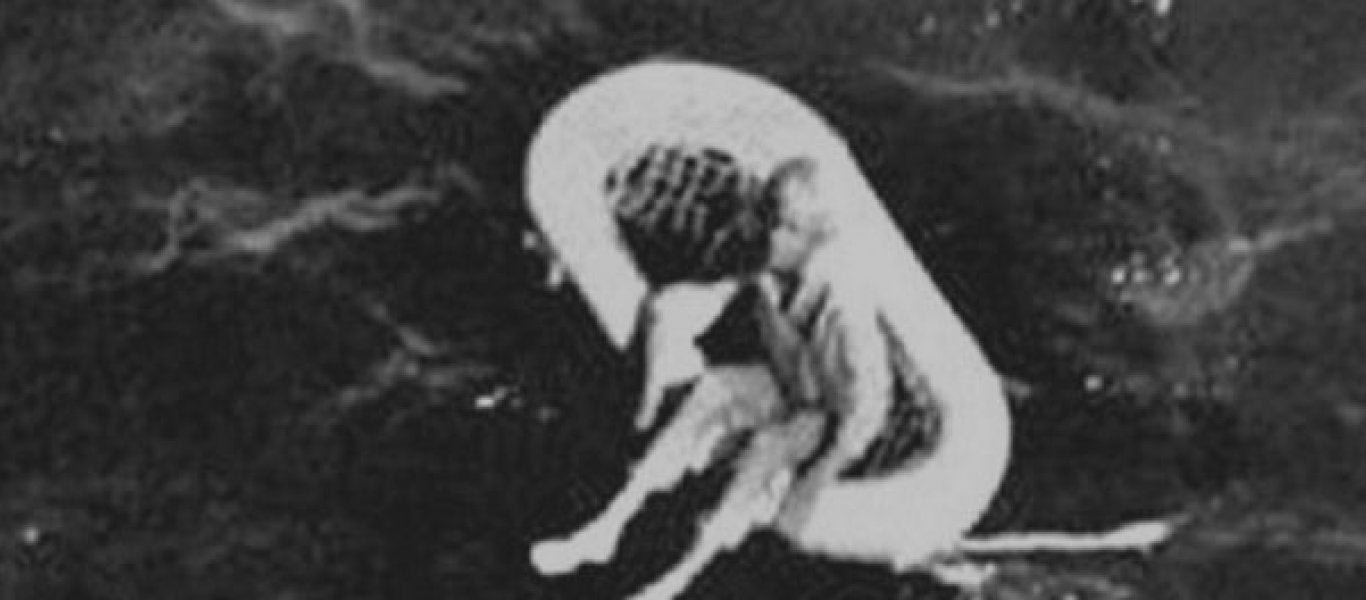 Το 1961 βρήκαν ένα κοριτσάκι να επιπλέει στη θάλασσα – Αυτό που ανακάλυψαν μερικές δεκαετίες αργότερα θα τους τρελάνει… (εικόνες)
